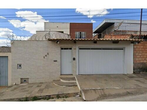 Casa ocupada com 190,39 m² de área construída