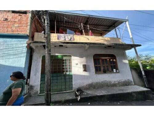 Casa ocupada com 50,13 m² construídos em terreno de 95,97 m²